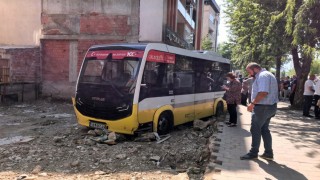 Minibüs, iş yerine çarptıktan sonra boş arsaya uçtu