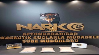 Minibüsün koltuk döşemesinden 3 kilogram uyuşturucu çıktı