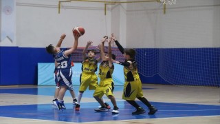 Minik basketbolcular kupalarına kavuştu