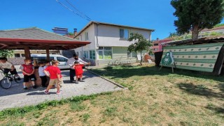 Minik kursiyerler hem öğreniyor hem sosyalleşiyor