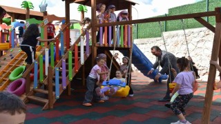 Miniklerin yüzü yenilenen oyun parkıyla güldü