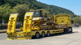 Motosiklet ile iş makinesi taşıyan tır çarpıştı: 1 yaralı