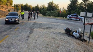 Motosiklet otomobile çarptı: 2 yaralı
