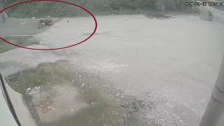 Motosiklet ve bisikletli çocuğun çarpıştığı anlar kamerada