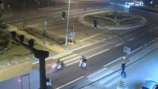 Motosikletlerin çarpışma anı kameralara yansıdı