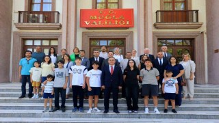 Muğla Valisi Dr. İdris Akbıyık, LGS şampiyonlarını altınla ödüllendirdi