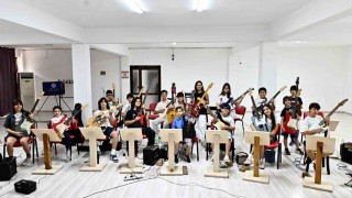 Muratpaşada gitarın dört haline çocuklar ve gençlerden ilgi