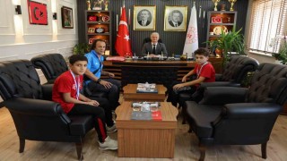Muşta başarılı güreşçiler ödüllendirildi