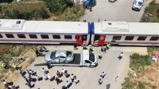 Muşta tren otomobile çarptı: 3 yaralı