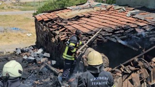Müstakil evin kömürlüğünde çıkan yangın büyümeden söndürüldü