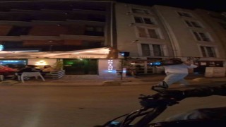 Müzik çaları kulağına dayayarak son ses ile sokakta yürüyen kişi tepki çekti