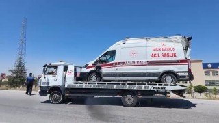 Niğdede ambulans ile otomobil çarpıştı: 3ü sağlık çalışanı 5 yaralı