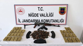 Niğdede bir evde yapılan aramada AK-47 kalaşnikof tüfek ve ruhsatsız tabanca ele geçirildi