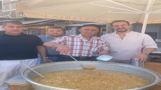 Odunpazarı esnafı vatandaşlara aşure ikram etti