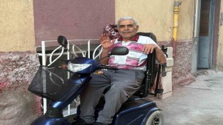 Oğlunun akülü tekerlekli sandalyesini yaktığı babaya akülü araç hediye edildi