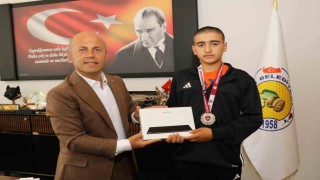 Olurlu genç pehlivana Başkan Ergünden tam destek