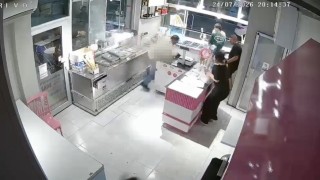 Önce cep telefonundaki kişiye el salladı, sonra tabancayla dondurmacıyı öldürdü