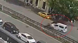 Önüne çıkan hafif ticari araçtan kaçarken refüjü aşıp karşı şeride savruldu