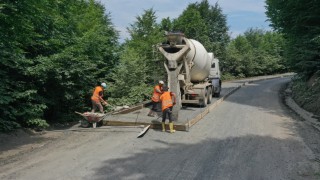 Orduda 3 ilçeye hizmet verecek grup yolunda beton yol çalışması başladı