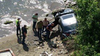 Orduda otomobil 30 metreden deniz kıyısına uçtu: Uçak düşüyor zannettim