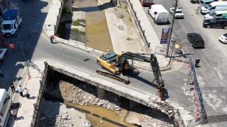Ordu'da sağanak sonrası taşkın riski bulunan derede güvenli köprü çalışması