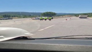 Orta refüje saplanan iki araç bariyerlerin arasında sıkıştı