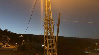 Osmaniye'de elektrik direğine kamera takarken akıma kapılan işçi ağır yaralandı