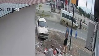 Osmaniyede minibüs başıboş ata çarptı