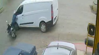 Osmaniyede minibüsle çarpışan motosikletli yaralandı