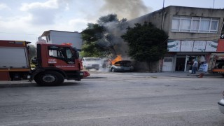 Osmaniyede park halindeki hafif ticari araç yandı