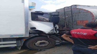 Osmaniyede tankere arkadan çarpan tırda 2 kişi yaralandı