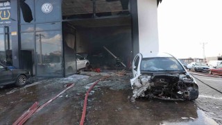 Oto tamirhanesinde yangın: 5 kişi dumandan etkilendi