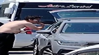 Otomobil camını ayna yaptı, yol kenarında tıraş oldu