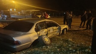 Otomobil ile kamyonet çarpıştı: 2 yaralı