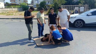 Otomobil motosiklete çarptı, otomobildeki yolcu yaralıyı bırakıp gazeteciyle uğraştı