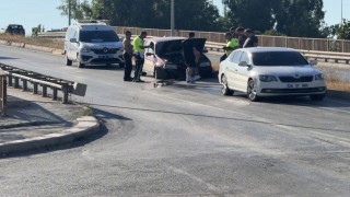 Otomobil refüje çıktı, yola dökülen yağ trafiği tehlikeye düşürdü