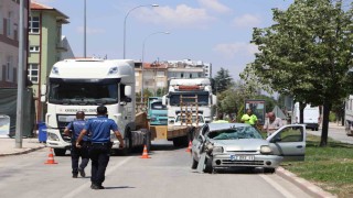 Otomobil tıra arkadan çarptı: 1i ağır 3 yaralı