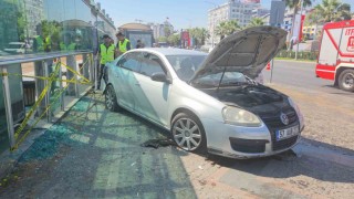 Otomobil tramvay istasyonuna çarptı: 3 yaralı