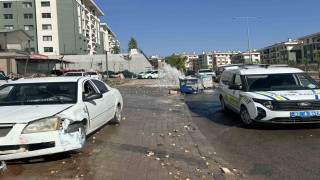 Otomobil yer üstü yangın hidrantını devirip geçti