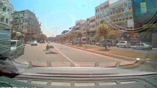 Otomobile arkadan çarpıp havada taklalar attılar: 1i ağır 2 yaralı