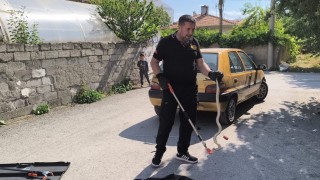 Otomobilin altına giren yılan itfaiye ekiplerince çıkarıldı