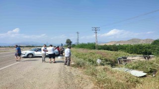 Otomobilin çarptığı araç bahçeye devrildi: 4 yaralı