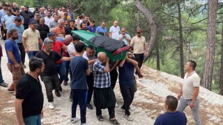 Otomobilin çarptığı avukat, cübbesi ile son yolculuğuna uğurlandı
