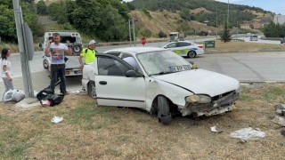 Otomobilin refüje çıktığı kaza maddi hasarla atlatıldı