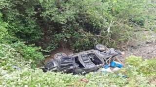 Otomobille çarpışan hafif ticari araç dereye uçtu: 7 yaralı