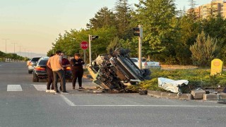 Otomobille çarpışan hafif ticari araç hurdaya döndü: 4 yaralı
