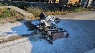 Otomobille çarpışan motosiklet parçalandı: 2 yaralı