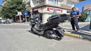 Otomobille çarpışan motosikletli trafik zabıtası yaralandı