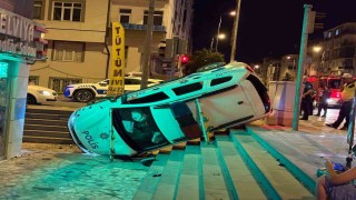 Otomobille çarpışan polis aracı yan yattı: 2si bekçi 3 yaralı