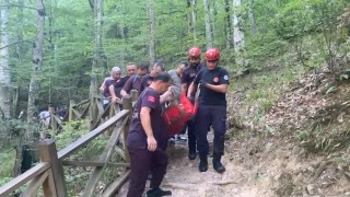 Oylat Şelalesinde düşen kadın, ekiplerin zorlu çalışmasıyla kurtarıldı